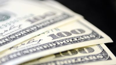  Dolar 32,3020 liradan, euro ise 35,1710 liradan güne başladı.İstanbul Kapalıçarşı’da