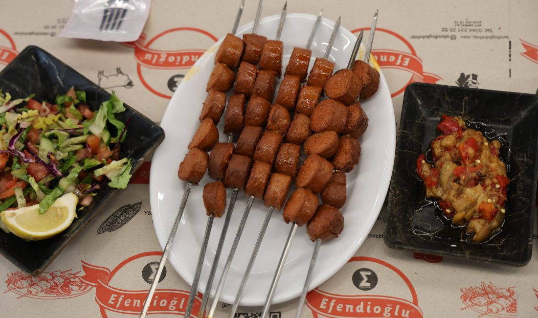 İftar sofralarının vazgeçilmezi ‘irişkit sucuğu’ Kahramanmaraş’ın geleneksel lezzetlerinden biri olan irişkit sucuğu iftar sofralarının vazgeçilmezleri