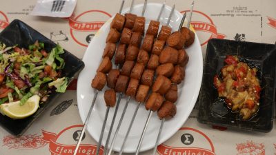 Kahramanmaraş’ın geleneksel lezzetlerinden biri olan irişkit sucuğu iftar sofralarının vazgeçilmezleri