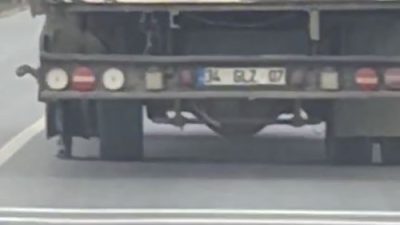 Arnavutköy’de lastiği parçalanan bir kamyonet, patlak lastikle kilometrelerce yol gitti.