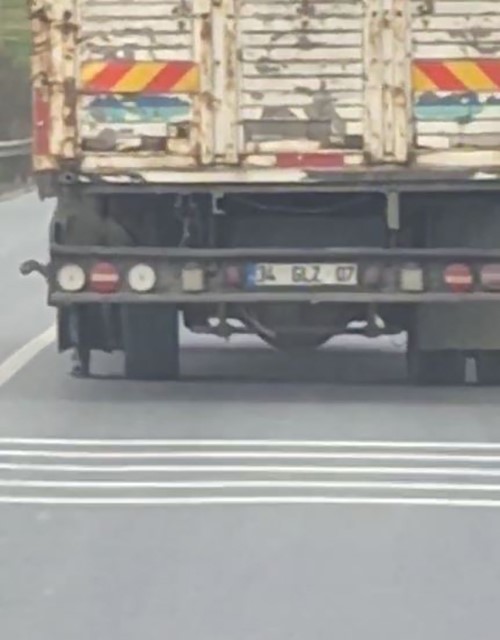 Arnavutköy’de lastiği parçalanan bir kamyonet, patlak lastikle kilometrelerce yol gitti.