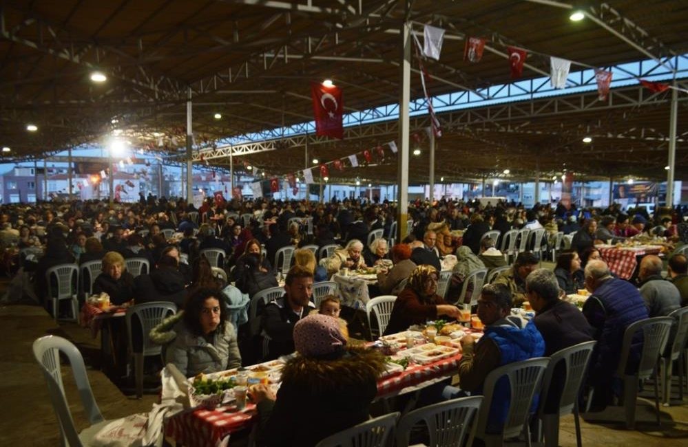 Ayvalık’de, Ramazan ayı nedeniyle Ayvalık Belediyesi tarafından ilçenin en kalabalık