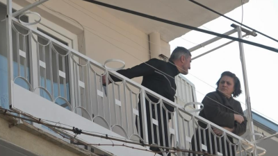 Bursa’da cezaevinden izne gelen şahıs; para vermediği gerekçesiyle balkonda ablasını