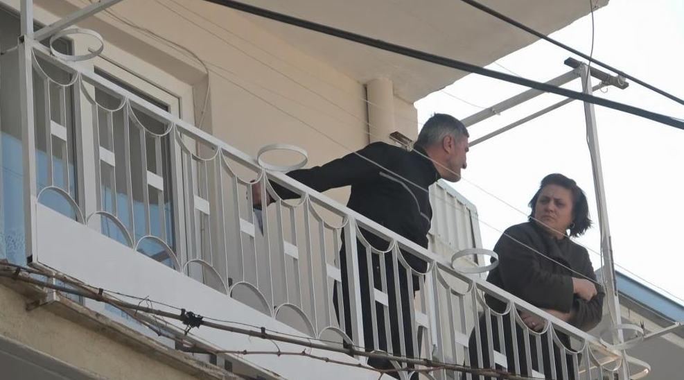 Bursa’da cezaevinden izne gelen şahıs; para vermediği gerekçesiyle balkonda ablasını