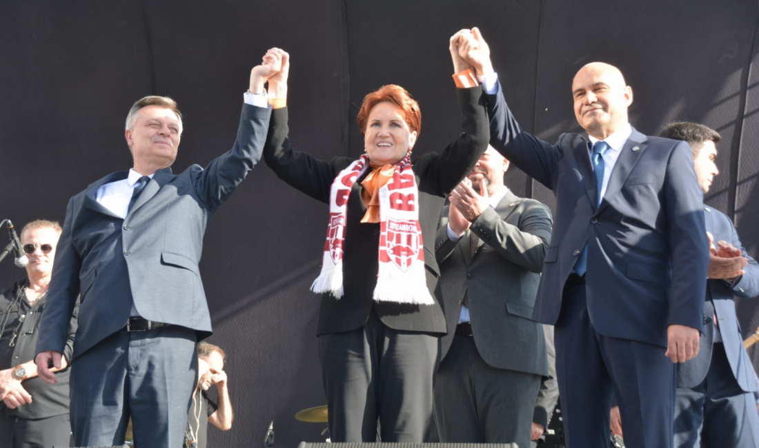 Akşener, Bandırma’da halkla buluştu Bandırma’ya ziyaret programı düzenleyen Akşener, vatandaşlardan oy isteyerek İYİ Parti