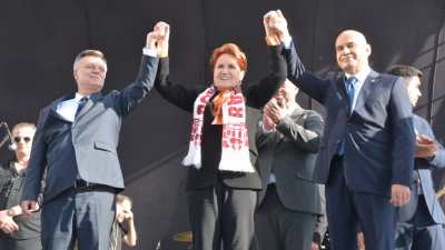 Bandırma’ya ziyaret programı düzenleyen Akşener, vatandaşlardan oy isteyerek İYİ Parti