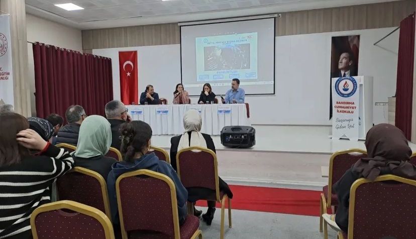 Bandırma Ali Öztaylan İmam Hatip Anadolu Lisesi’nde öğrencilere, “Dijital Dünyada