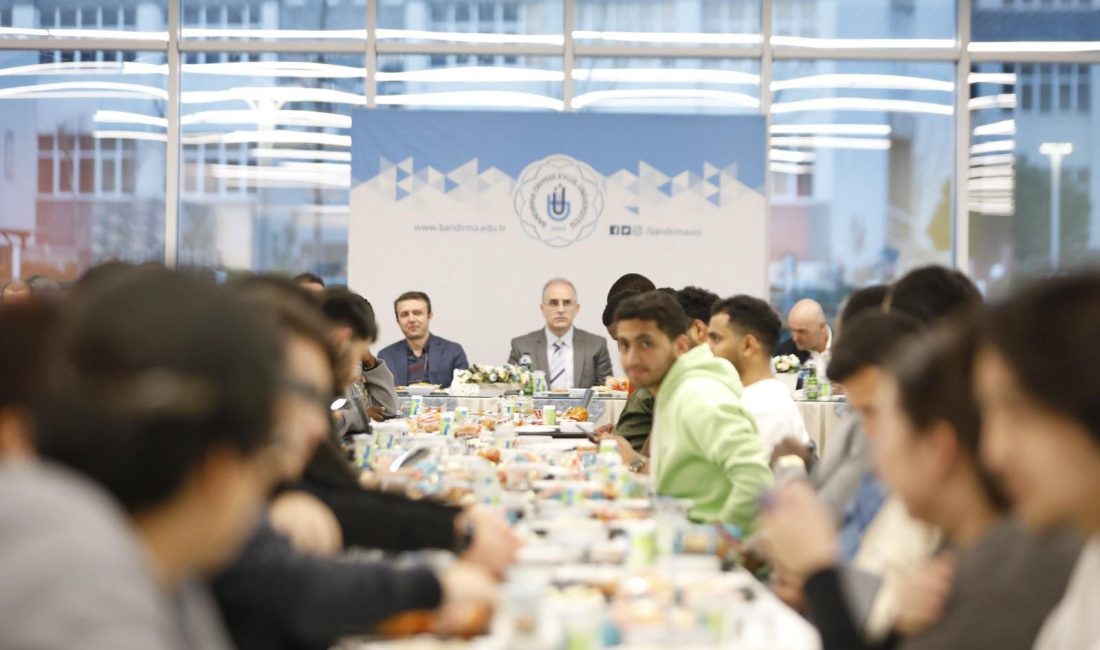 BANÜ’de Uluslararası öğrencilere iftar BANÜ’de ramazan ayı programı kapsamında uluslararası öğrencilere iftar programı düzenlendi.Bandırma