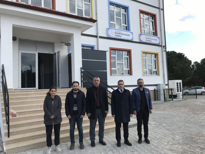 Burhaniye’de, Kaymakam İlyas Memiş, inşaatı tamamlanan okulları ziyaret etti. Okul