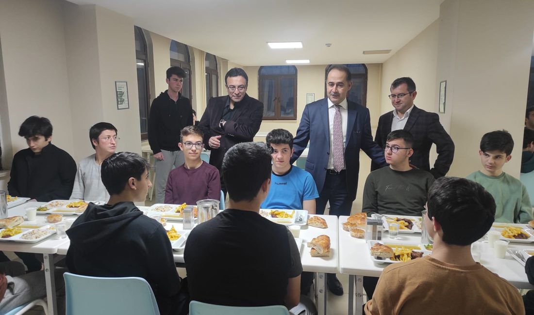 Aksakal ve Aslan, iftarını liseli öğrencilerle yaptı Ali Öztaylan Anadolu İmam Hatip Lisesi’nde öğrencilerle birlikte iftarını yapan