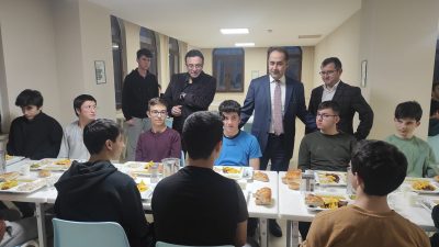 Ali Öztaylan Anadolu İmam Hatip Lisesi’nde öğrencilerle birlikte iftarını yapan