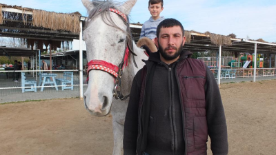 Burhaniye ilçesinde, Gezer Bilir’in sahibi olduğu tesis Burhaniyeli çocukları atlarla
