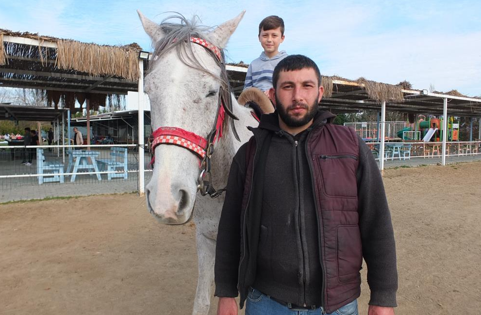 Burhaniye ilçesinde, Gezer Bilir’in sahibi olduğu tesis Burhaniyeli çocukları atlarla