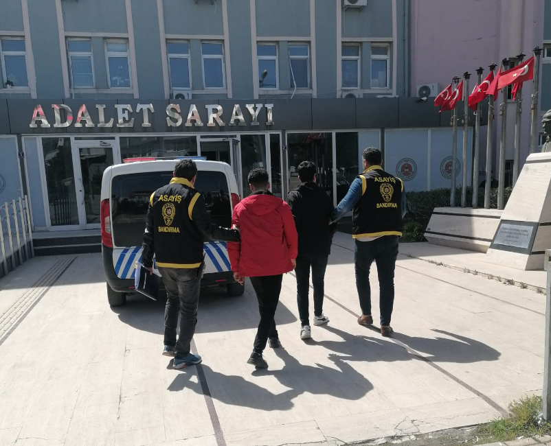 Bandırma’da 73 yaşındaki kadını dolandırdılar Bandırma’da telefonla 73 yaşındaki kadını arayıp dolandırarak altınlarını çalan şahıslar