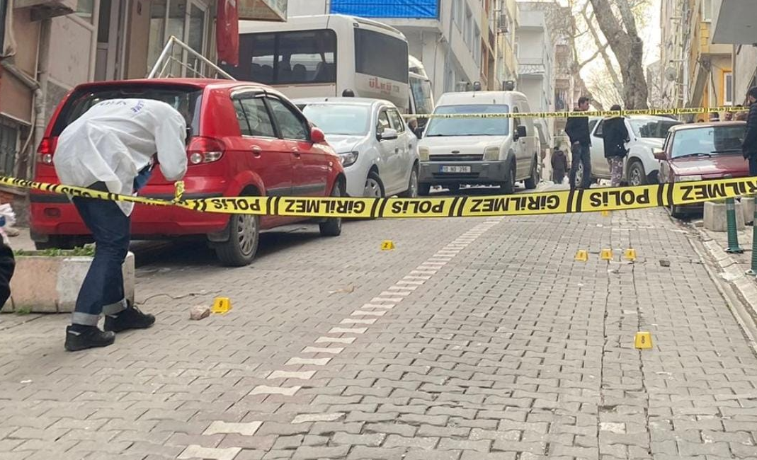 Bandırma’da ofise silahlı saldırı Bandırma’da akşam saatlerinde kurşunlama olayı meydana geldi.Alınan bilgiye göre; Paşabayır