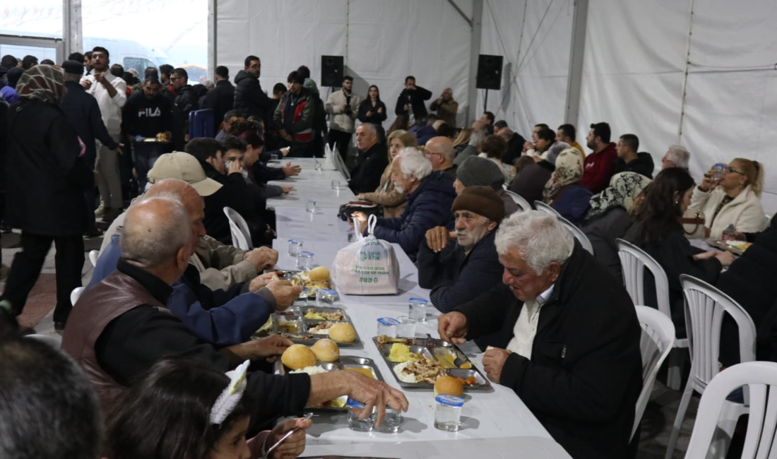 Bandırmalılar geleneksel iftar yemeğinde buluştu Bandırma’da her sene geleneksel olarak kurulan iftar çadırı Ramazan’ın ilk