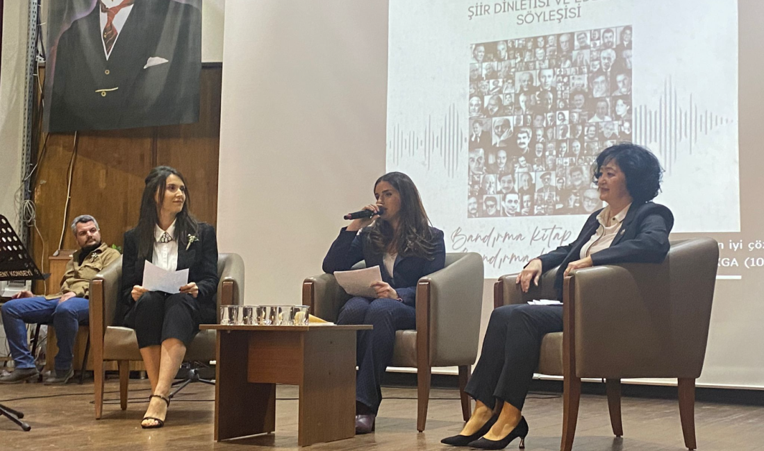 Bandırmalılar şiir gecesinde buluştu Dünya Şiir Günü dolayısıyla düzenlenen “Şiir dinletisi ve edebiyat söyleşi”