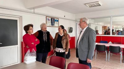 Karışık, dikiş ve resim kursundaki kadınlarla bir araya emekleri dolayısıyla