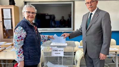 Erdek Belediye Başkanı, eşi ile birlikte oyunu kullandı. 31 Mart