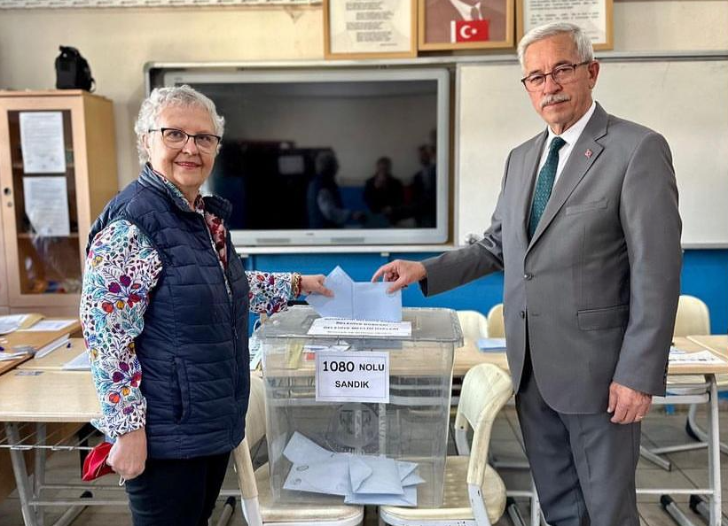 Başkan Karışık, oyunu kullandı Erdek Belediye Başkanı, eşi ile birlikte oyunu kullandı. 31 Mart