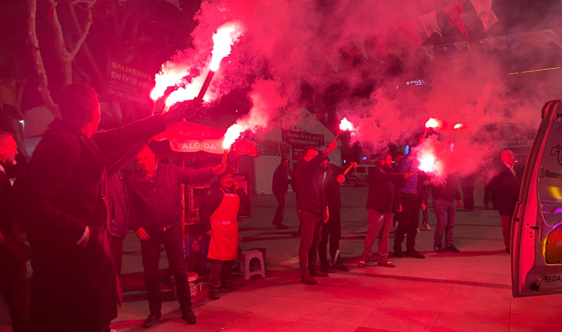 Beşiktaş’ın 121. yaşı Bandırma’da kutlandı Bandırma’da beşiktaşlı taraftarlar, Beşiktaş’ın kuruluşunun 121’inci yılını coşkuyla kutladı. Bandırma