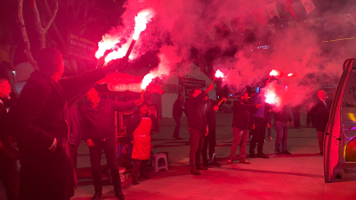 Bandırma’da beşiktaşlı taraftarlar, Beşiktaş’ın kuruluşunun 121’inci yılını coşkuyla kutladı. Bandırma