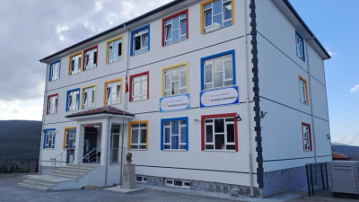 Burhaniye’de, yaklaşık bir yıl önce yapımına başlanan Bahadınlı Ortaokulu ve