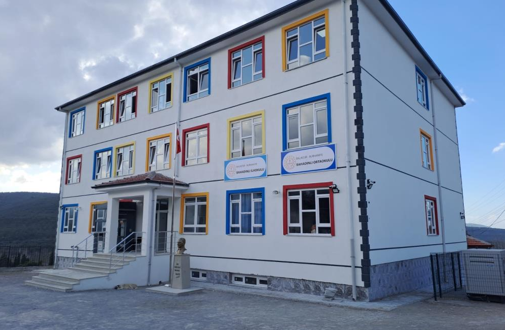 Burhaniye’de, yaklaşık bir yıl önce yapımına başlanan Bahadınlı Ortaokulu ve