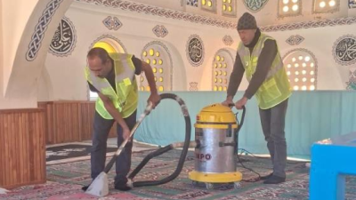 Burhaniye’de, Belediye tarafından Ramazan ayı öncesinde, ibadethanelerde temizlik çalışmaları başlatıldı.