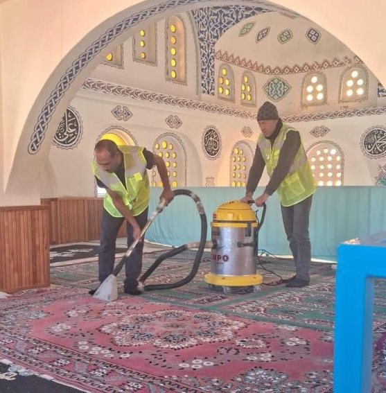 Burhaniye’de, Belediye tarafından Ramazan ayı öncesinde, ibadethanelerde temizlik çalışmaları başlatıldı.