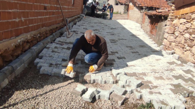 Burhaniye Belediyesi yol çalışmalarını sürdürüyor. İlçe genelinde farklı noktalarda eş