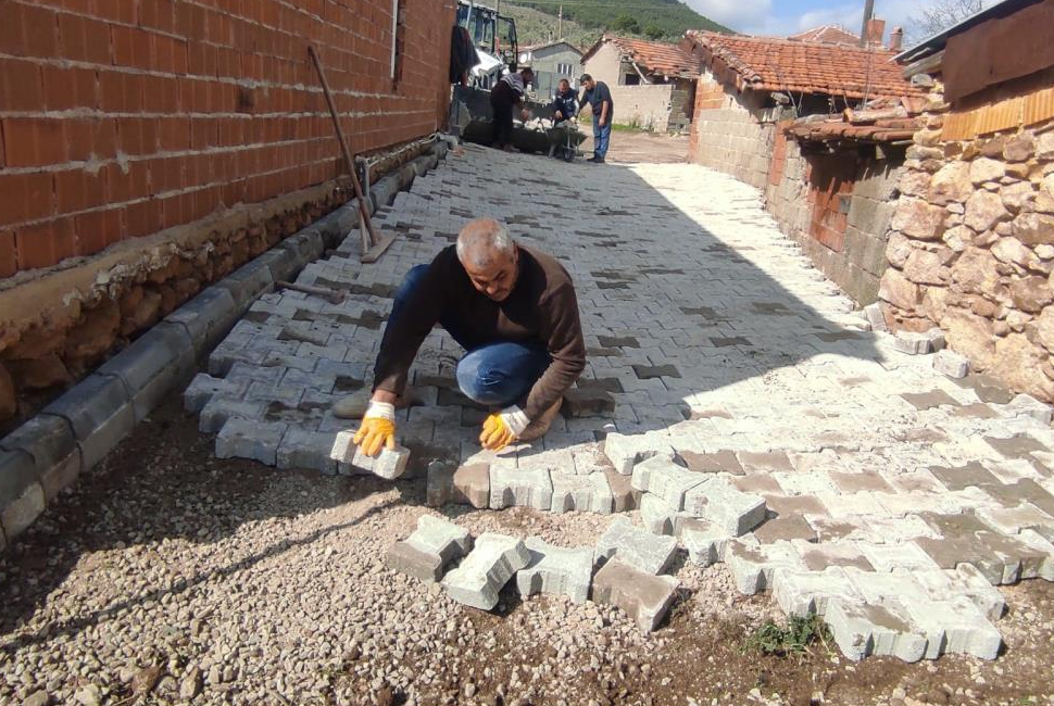 Burhaniye Belediyesi yol çalışmalarını sürdürüyor. İlçe genelinde farklı noktalarda eş