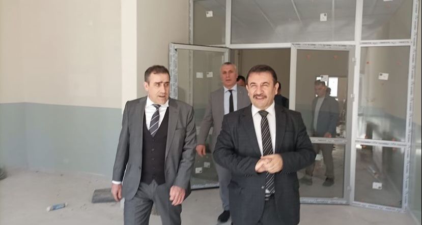 Burhaniye’ye anaokulu ve ilkokul kazandırıldı Balıkesir Vali Yardımcısı, Burhaniye’ye kazandırılan ilkokul ve anaokulunu ziyaret ederek