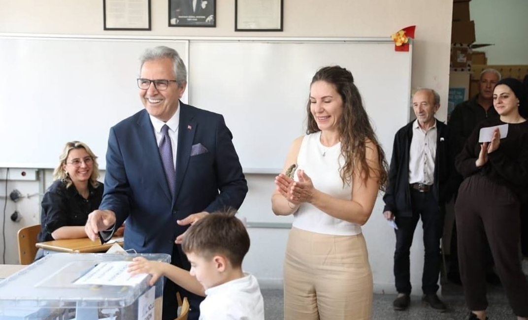 CHP Adayı Mirza oyunu kullandı CHP Bandırma Belediye Başkan Adayı Dursun Mirza eşi ile birlikte