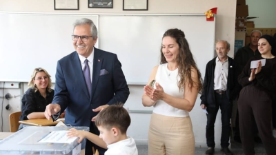 CHP Bandırma Belediye Başkan Adayı Dursun Mirza eşi ile birlikte