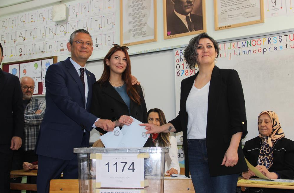 CHP Genel Başkanı Özgür Özel, oyunu memleketi Manisa’da kullandı. Özel,