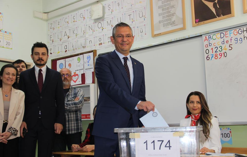 CHP Genel Başkanı Özgür Özel’in Manisa’da oy kullandığı 1174 No’lu
