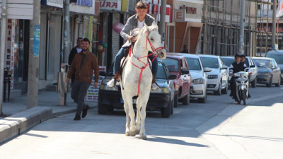 Konya’nın Karapınar ilçesinde hafta sonu trafiğinin az olmasını fırsat bilen