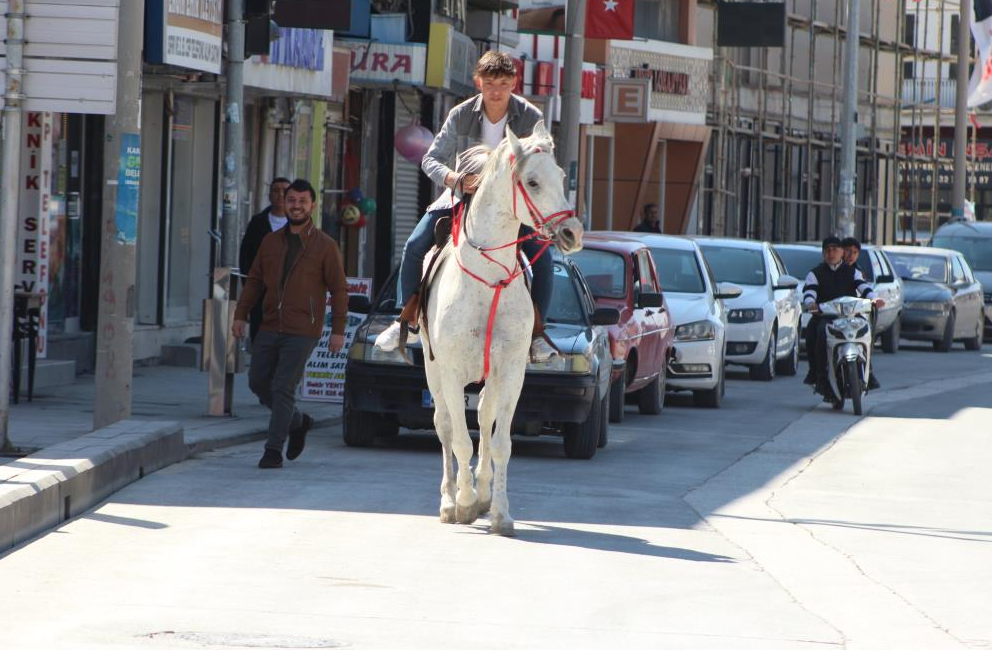 Konya’nın Karapınar ilçesinde hafta sonu trafiğinin az olmasını fırsat bilen