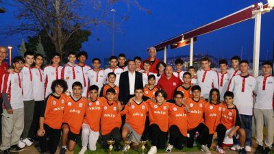 Ayvalıkgücü Belediyespor basketbol takımlarının oyuncuları sezon boyunca kazanılan zaferleri hep