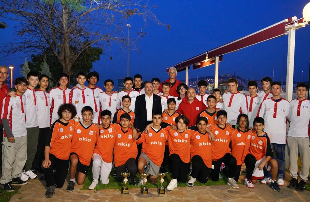 Ayvalıkgücü Belediyespor basketbol takımlarının oyuncuları sezon boyunca kazanılan zaferleri hep