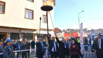Sındırgı’da jeotermalle ısınmadan sonra ikinci çevreci enerji doğalgazla buluştu. Doğal