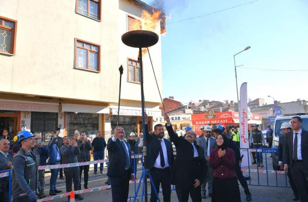 Sındırgı’da jeotermalle ısınmadan sonra ikinci çevreci enerji doğalgazla buluştu. Doğal