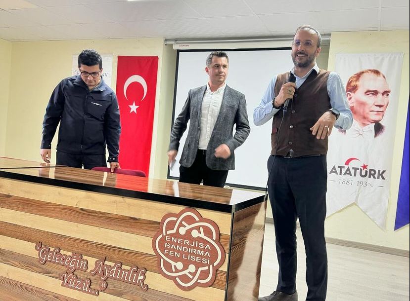 Liseli öğrenciler, kariyer günü etkinlikleri kapsamında mühendisler tarafından “Enerji Üretimi”