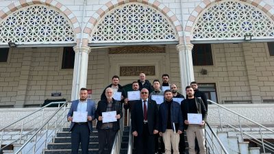 Erdek Müftüsü Doğan Eygün, eğitimlere katılan personellere belge takdim etti.Erdek