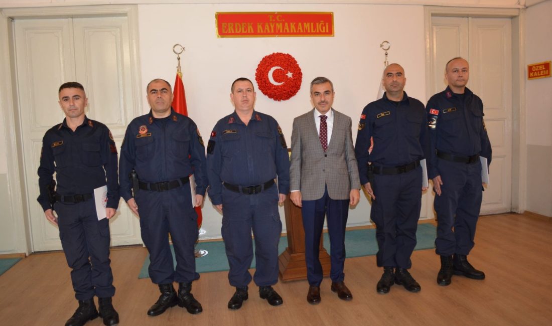 Erdek Kaymakamı Atakan Atasoy, ilçede görev yapan jandarma personellerine üstün