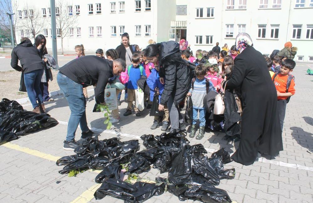 Dünya Ormancılık Günü dolayısıyla Manyas İstiklal İlkokulunda bir tören düzenlendi.