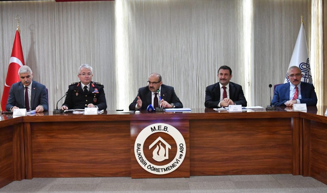 Balıkesir Valisi İsmail Ustaoğlu başkanlığında düzenlenen Seçim Güvenliği Toplantısı’nda il