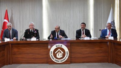 Balıkesir Valisi İsmail Ustaoğlu başkanlığında düzenlenen Seçim Güvenliği Toplantısı’nda il