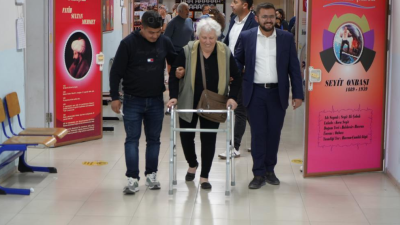 Edremit’te seçimler için oy kullanma devam ederken gençler yaşlı ve